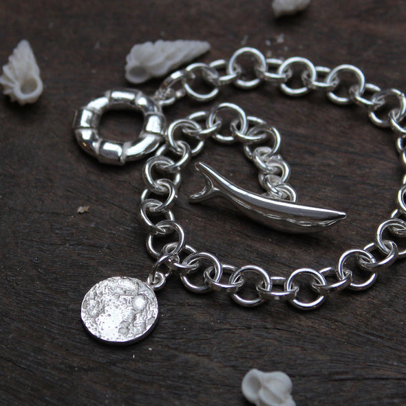 No.2 wrist chain with a silver moon - tiny light side