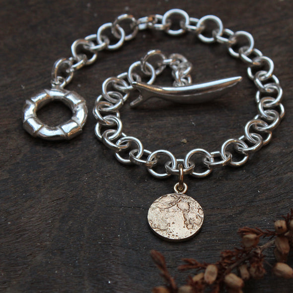 No.2 wrist chain with a gold moon - tiny light side