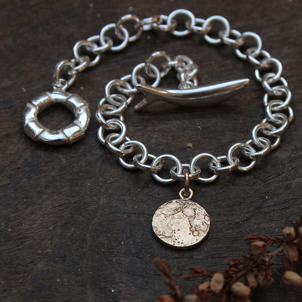 No.2 wrist chain with a gold moon - tiny light side