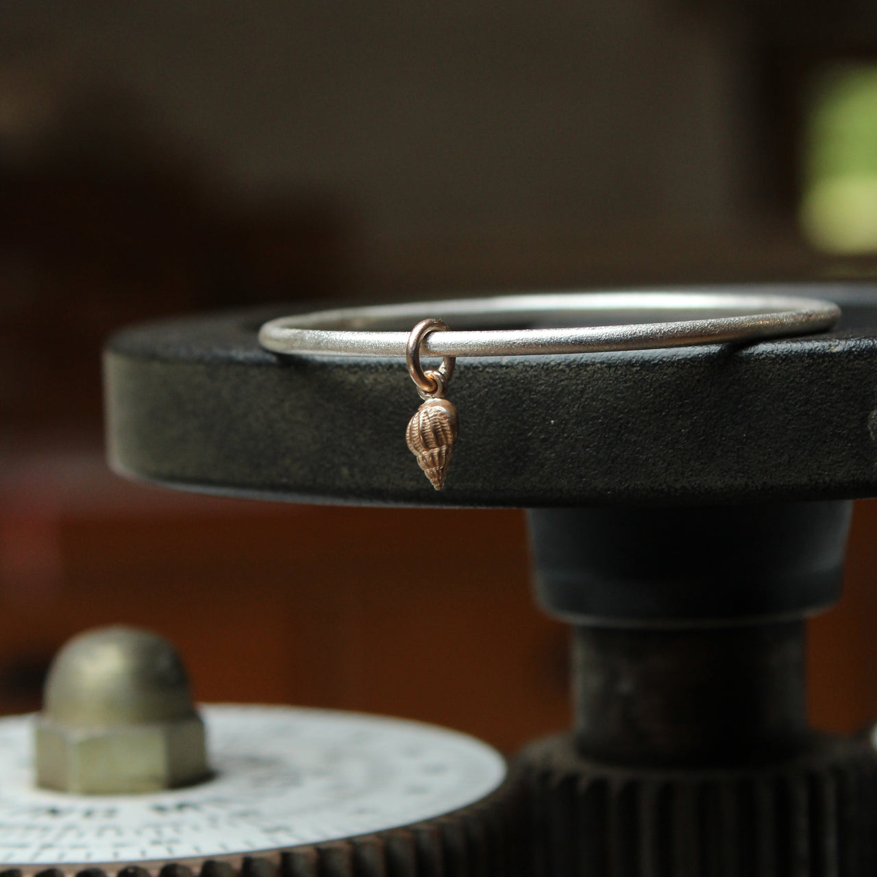 Oval bangle with gold dogwhelk