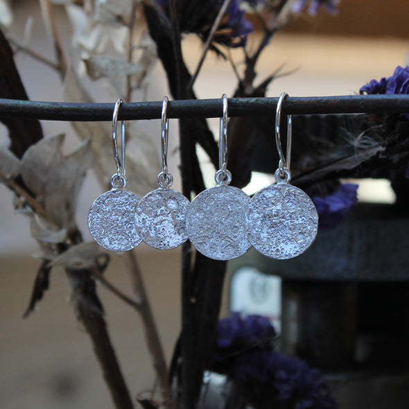 Tiny whole of the moon hooks - silver
