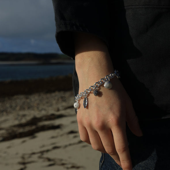 Wrist chain No. 1 full of island charms