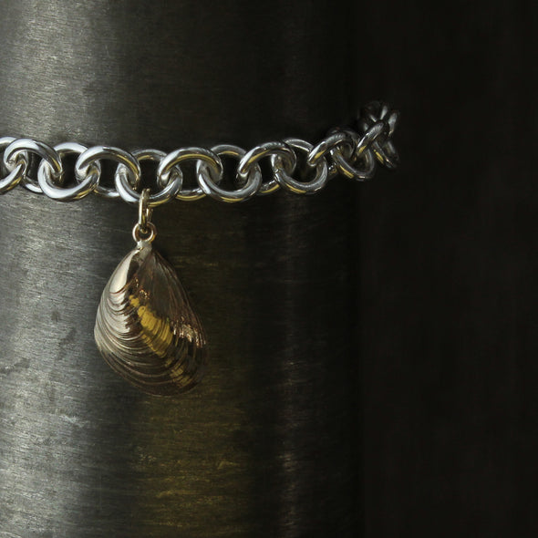 Wrist chain No.1 with solid 9ct gold Agnes mussel
