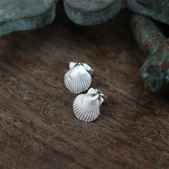 Scallop studs