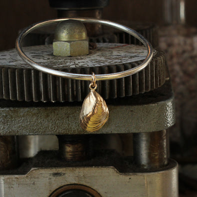 Solid 9ct gold St. Agnes mussel on silver bangle