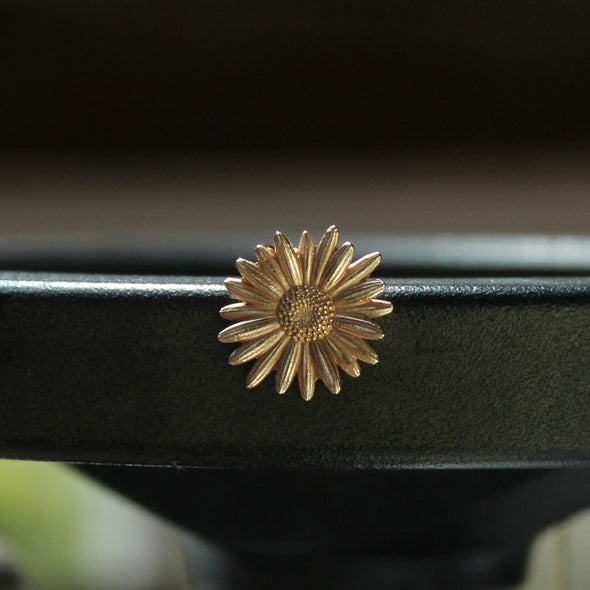 Medium daisy - solid 9ct gold